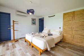 2 chambres, coffres-forts dans les chambres, fer et planche à repasser
