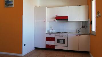 Kühlschrank, Ofen, Herdplatte, Wasserkocher mit Kaffee-/Teezubehör