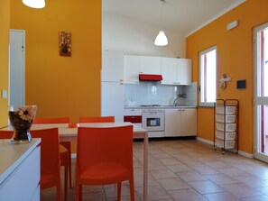 Fridge, oven, stovetop, coffee/tea maker - Between Tropea and Pizzo: "La Gramigna Villette" in Calabria, 600 meters from the sea (Briatico)