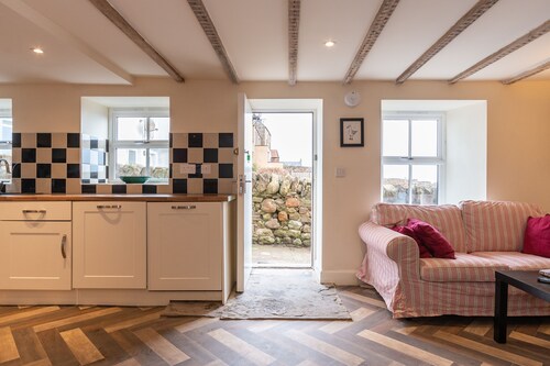 Cellardyke 3-bed Cottage, Sleeps 6 by Seafront