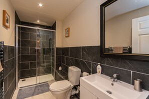 House | Bathroom - Cellardyke 3-bed Cottage, Sleeps 6 by Seafront (Anstruther)