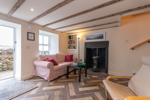 House | Living room - Cellardyke 3-bed Cottage, Sleeps 6 by Seafront (Anstruther)
