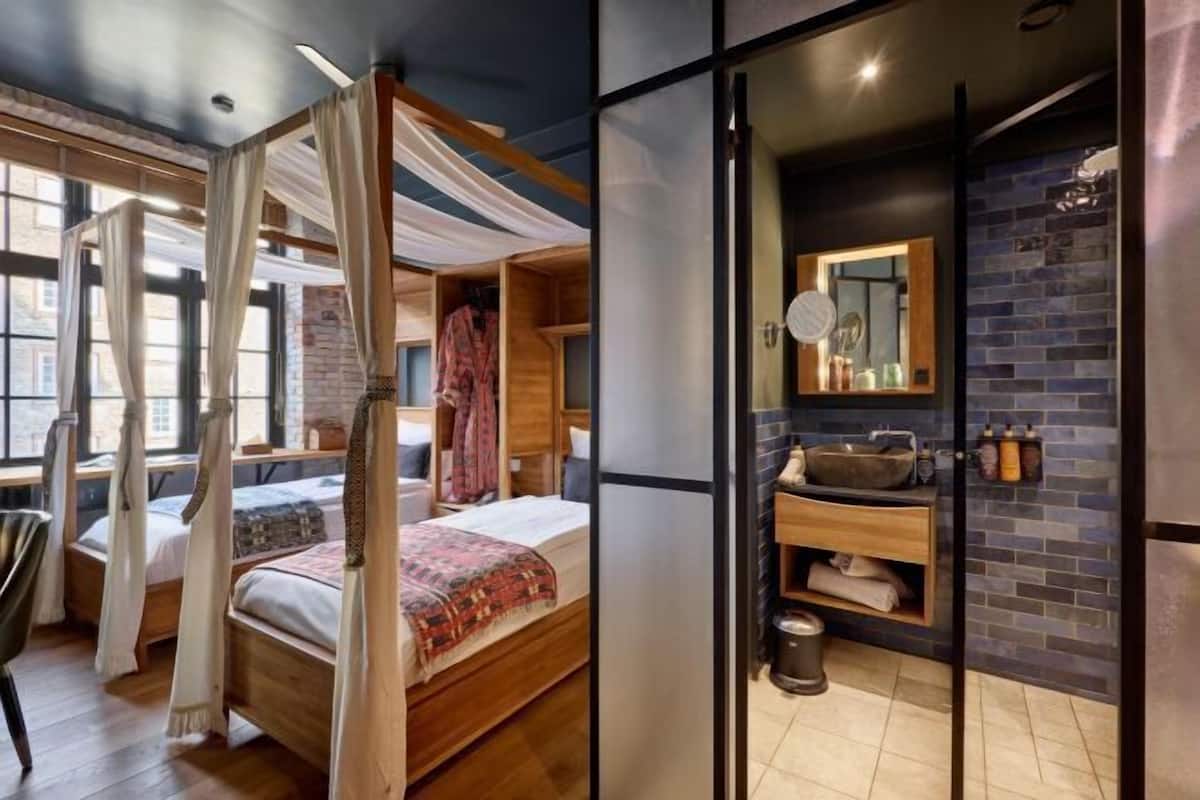 Premium bedding, in-room safe, desk, free WiFi
