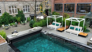 Una piscina al aire libre, una piscina climatizada