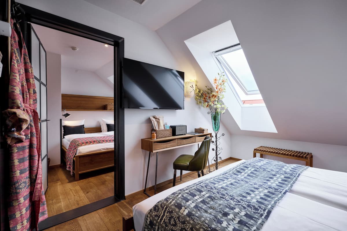 Family Room, 2 Queen Beds, Non Smoking, Housekeeping (Ski)