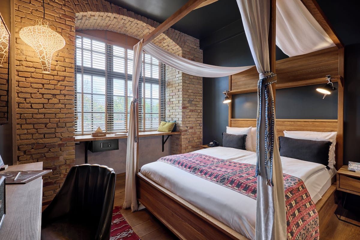 Premium bedding, in-room safe, desk, free WiFi