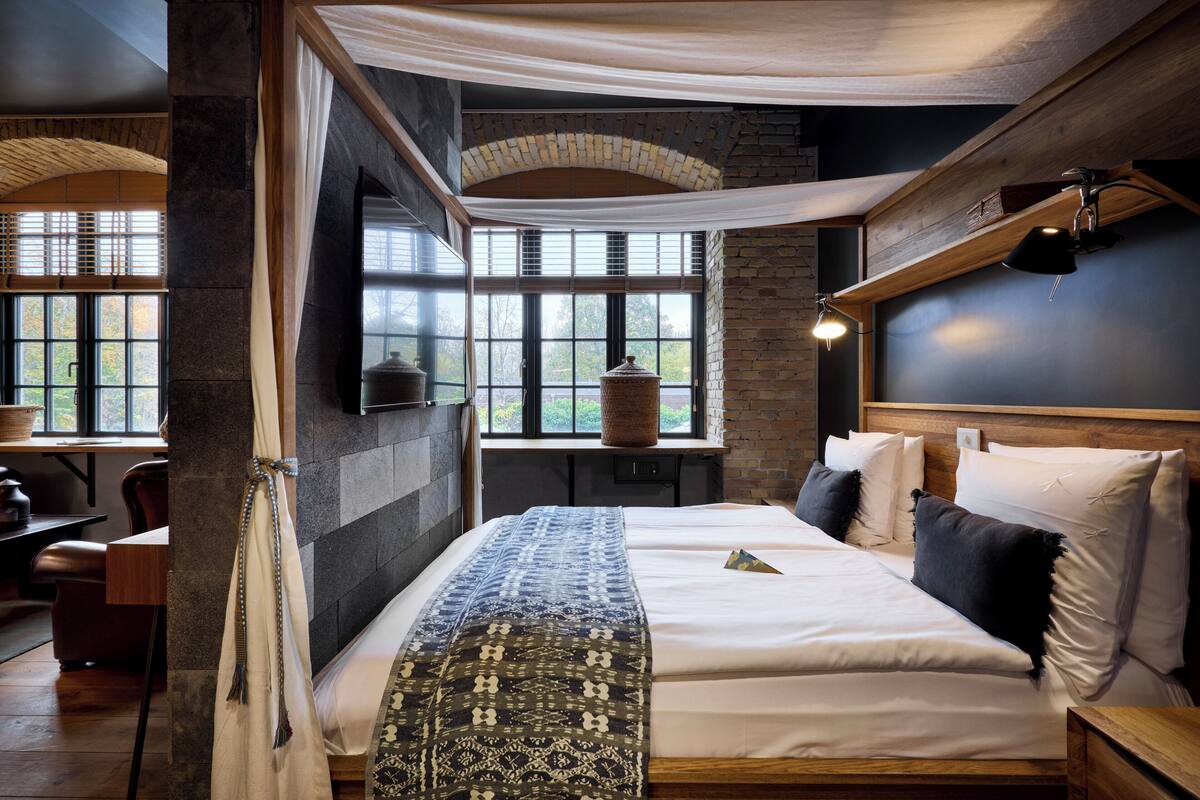 Superior Double Room, 1 Queen Bed, Non Smoking, Housekeeping | Premium bedding, in-room safe, cribs (surcharge), WiFi (free)