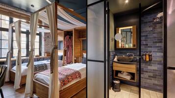 Ropa de cama de alta calidad y caja de seguridad en la habitación