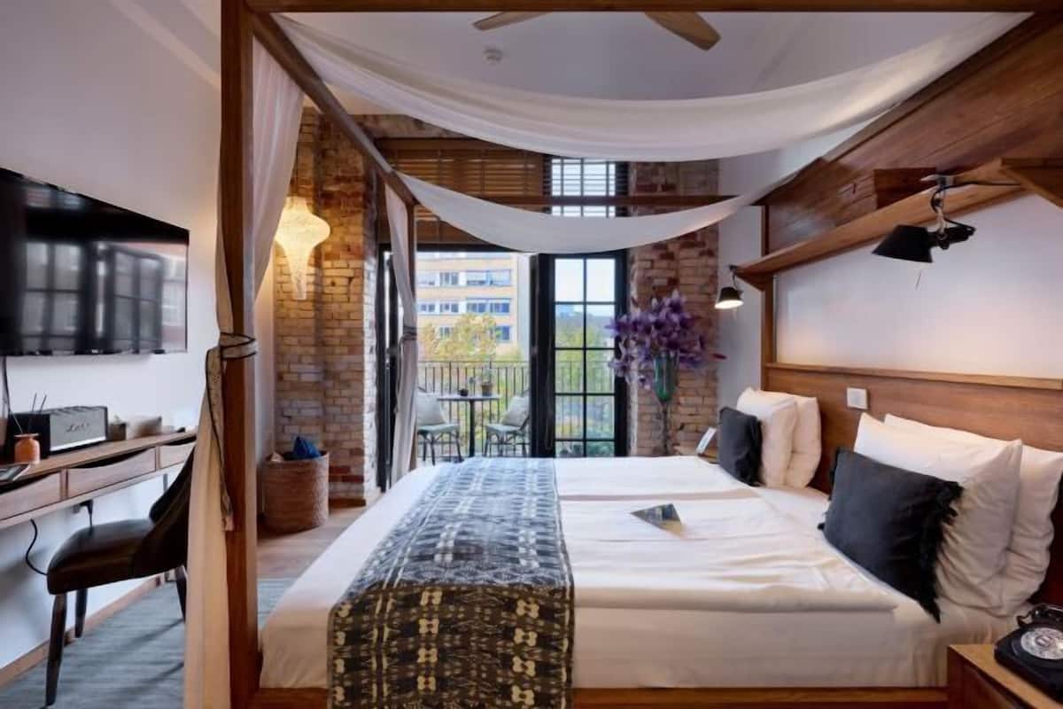 Premium bedding, in-room safe, desk, free WiFi