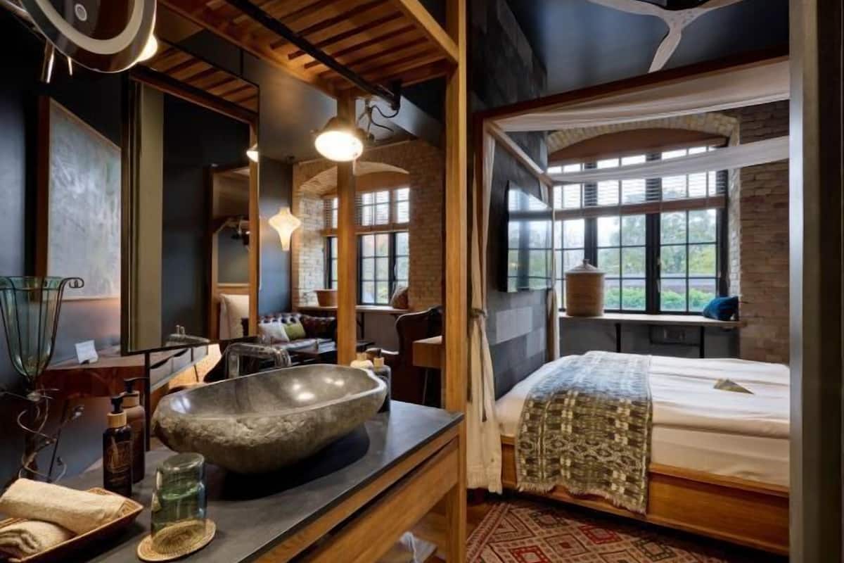 Premium bedding, in-room safe, desk, free WiFi