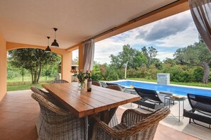Outdoor dining - Wonderful villa with pool, jacuzzi, sauna, gym (Krnica)