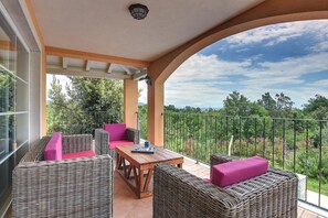 Terrace/patio - Wonderful villa with pool, jacuzzi, sauna, gym (Krnica)