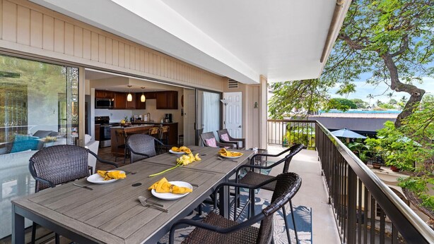 Comedor con mesa, sillas y vistas a la cocina y al espacio exterior.
