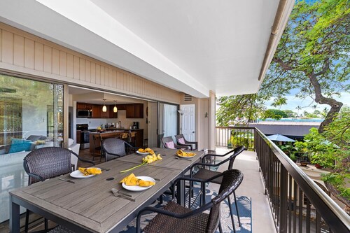 Kona Plaza 201: Cozy Condo w/ AC, Shared Pool & Ocean Views