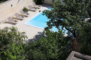 Piscine extérieure, parasols de plage, chaises longues