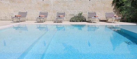 Piscine extérieure, parasols de plage, chaises longues