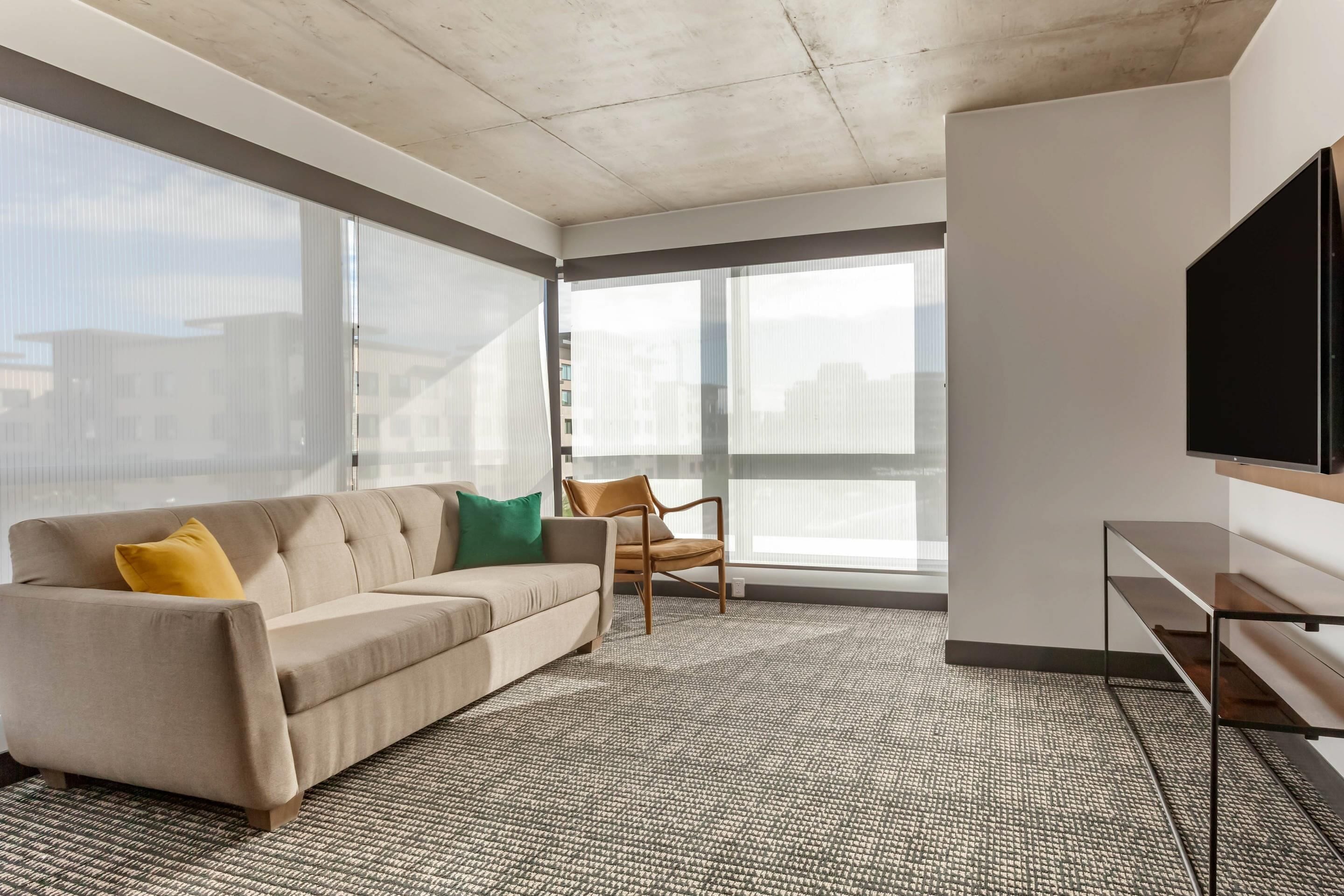 suite, 1 king bed, non smoking | 1 bedroom, hypo-allergenic bedding, in-room safe, desk