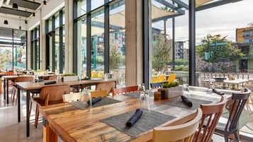 2 restaurantes; se sirve cocina americana