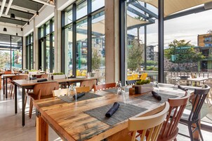 2 restaurantes; se sirve cocina americana 