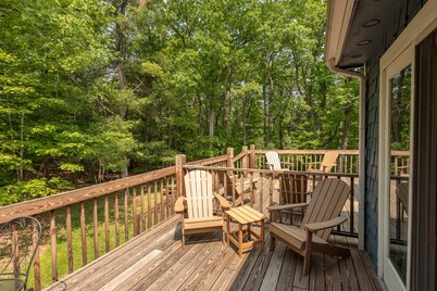 Dog Friendly Deep Creek Gem w/ Whirlpool Decks