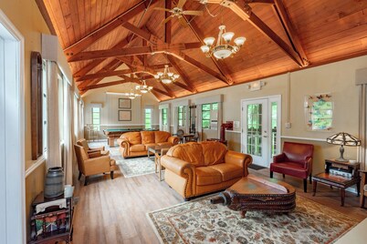 Dog Friendly Deep Creek Gem w/ Whirlpool Decks