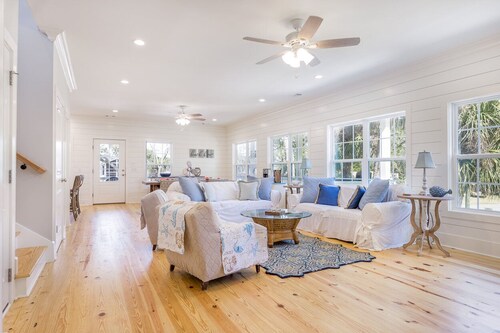 * Maison de construction neuve * avec piscine chauffée en option. * Lot de coin *