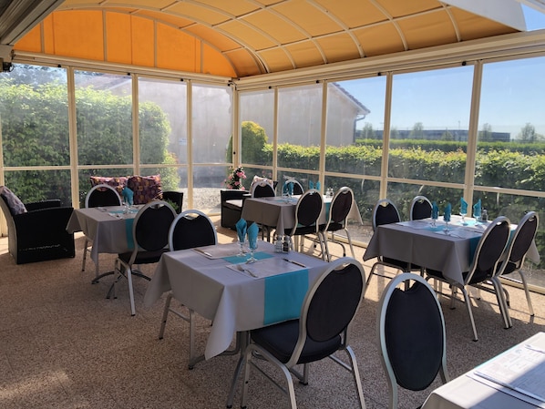 Lunch and dinner served, French cuisine