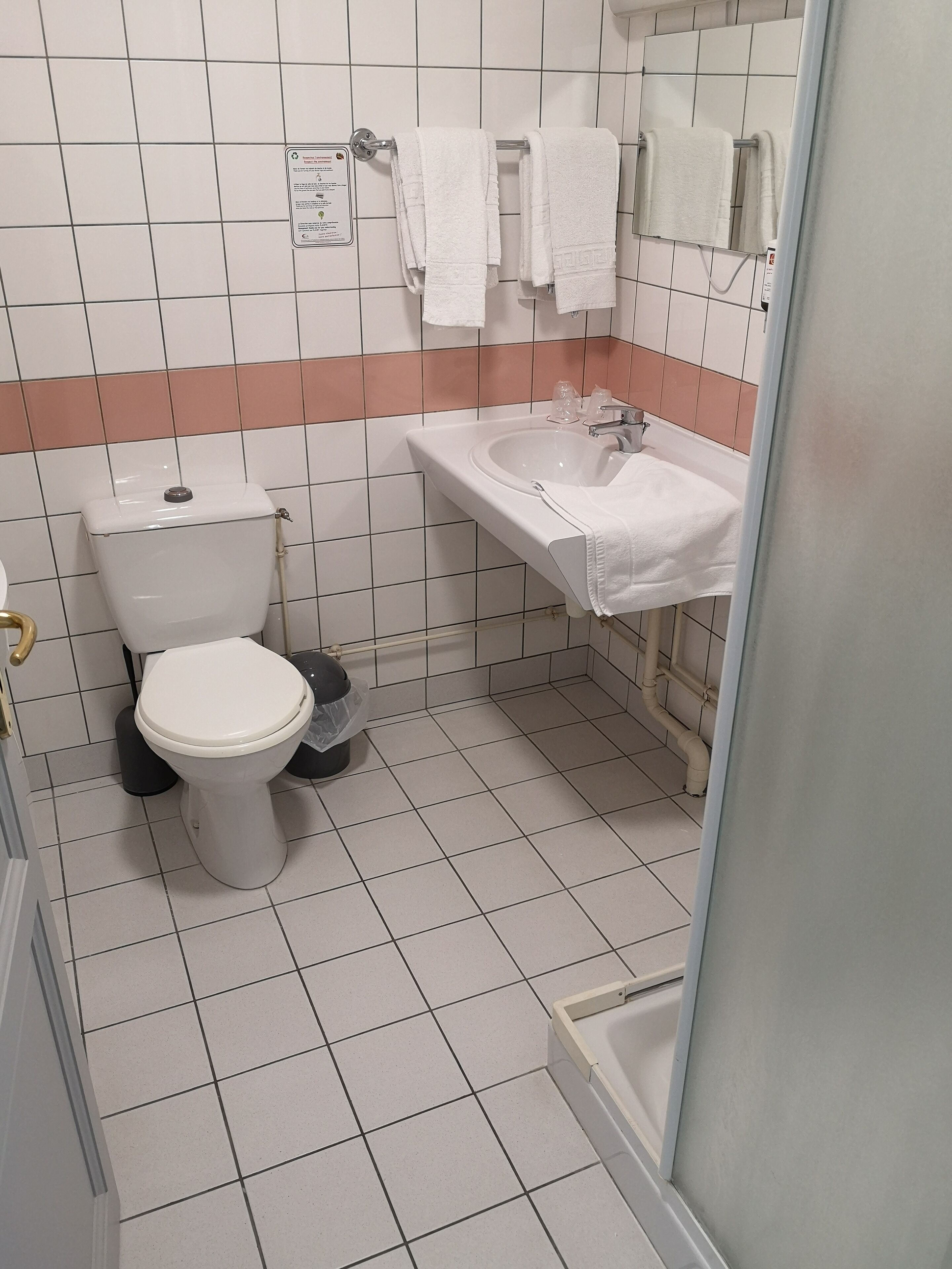classic twin room | bathroom | shower, free toiletries, hair dryer, towels