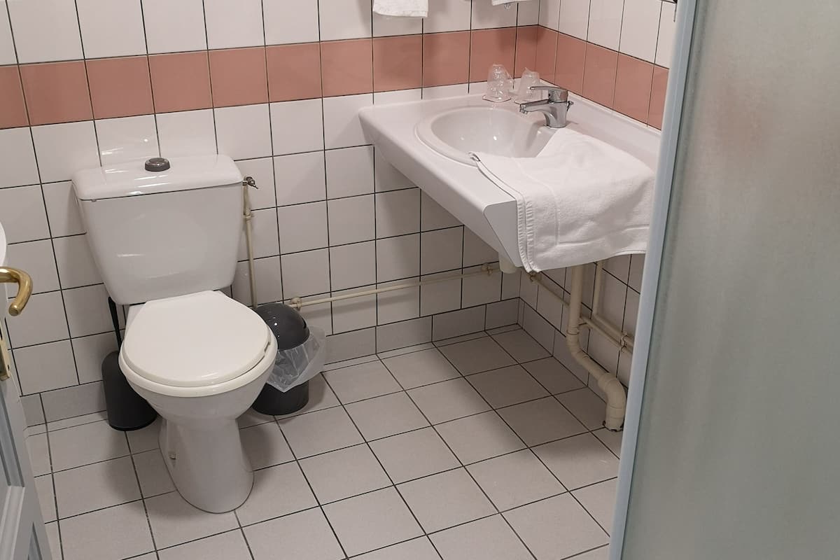 classic twin room | bathroom | shower, free toiletries, hair dryer, towels