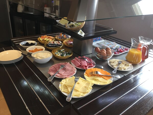 Desayuno buffet todos los días (EUR 10.90 por persona)
