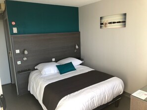 Habitación doble clásica | Ropa de cama de alta calidad, escritorio y cortinas blackout