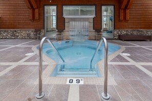 Indoor pool - Experience Cozy Rockies Escape w/ Pool & Hot tub (Canmore)
