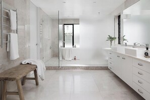 Combined shower/tub, hair dryer, towels - Elanda on Sunshine. (Sunshine Beach)