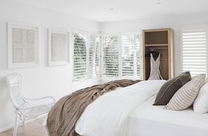 5 bedrooms, iron/ironing board, free WiFi, bed sheets