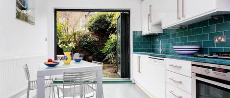 Frigorífico, microondas, horno y placa de cocina