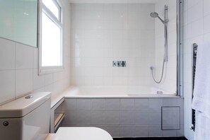 Baignoire, séchoir à cheveux, serviettes fournies