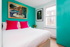 3 bedrooms, desk, WiFi, bed sheets