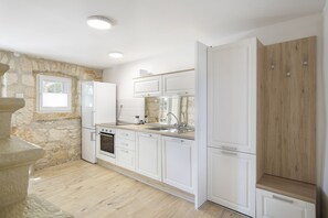 Kühlschrank, Mikrowelle, Herdplatte, Wasserkocher mit Kaffee-/Teezubehör