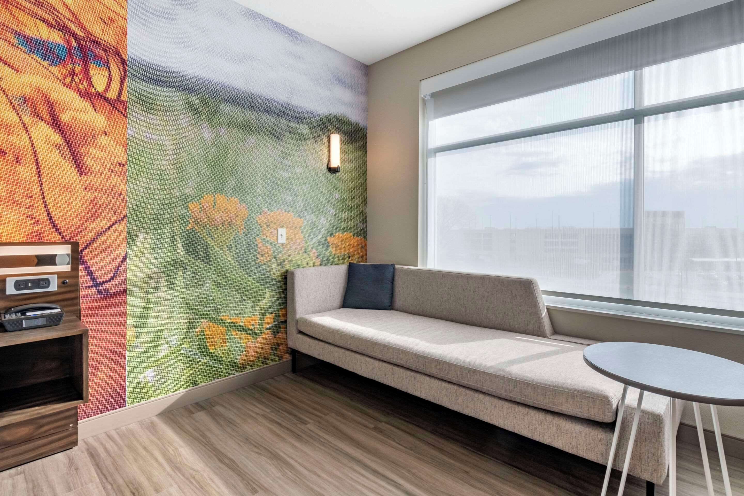 1 bedroom, pillow-top beds, desk, laptop workspace