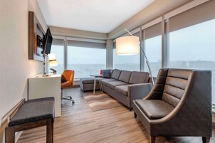 Suíte premium, 1 cama King e sofá-cama, para não fumantes (Efficiency, Upgrade) | Camas com colchões pillow-top, escrivaninha