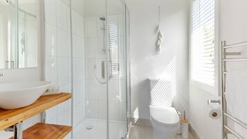 Premium-Haus, Mehrere Betten, eingeschränkter Meerblick | Badezimmer | Dusche, Haartrockner, Bidet, Handtücher