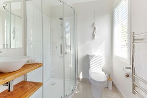 Ducha, secador de pelo, bidet, toallas