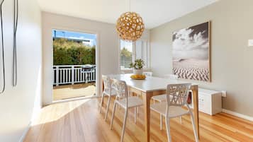 Rumah Premium, Beberapa Tempat Tidur, pemandangan laut sebagian | Makan di kamar