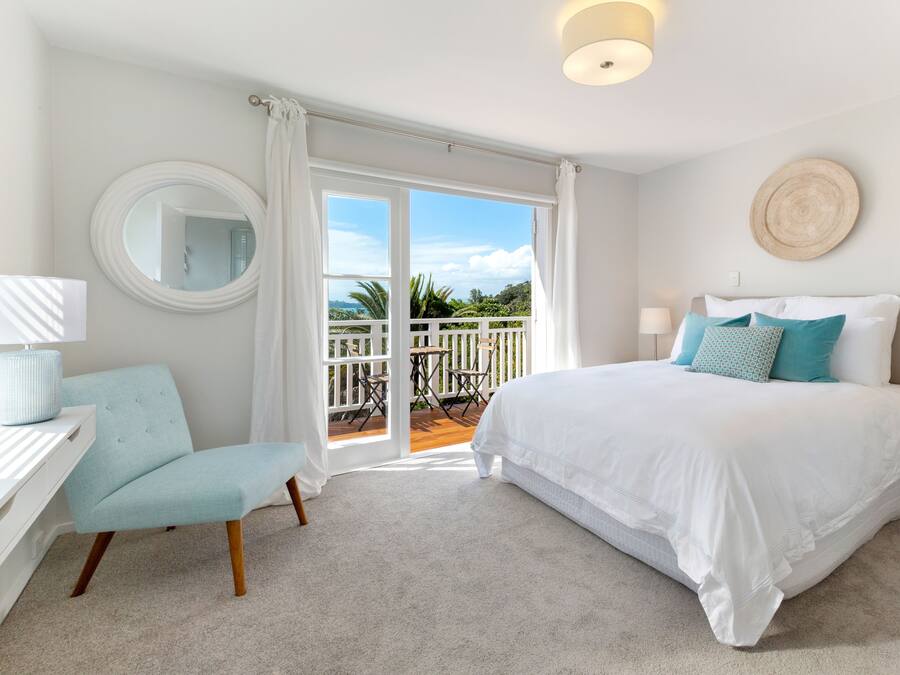 3 bedrooms, Egyptian cotton sheets, premium bedding, iron/ironing board