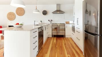 Rumah Premium, Beberapa Tempat Tidur, pemandangan laut sebagian | Dapur pribadi | Lemari es, microwave, oven, dan kompor