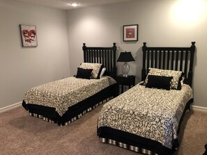 5 bedrooms, iron/ironing board, WiFi, bed sheets