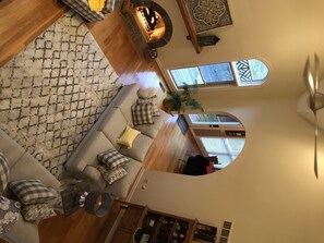 Smart TV, fireplace, DVD player, books - H-DERBY, Keeneland, Bourbon or Family Gathering!  (Frankfort)