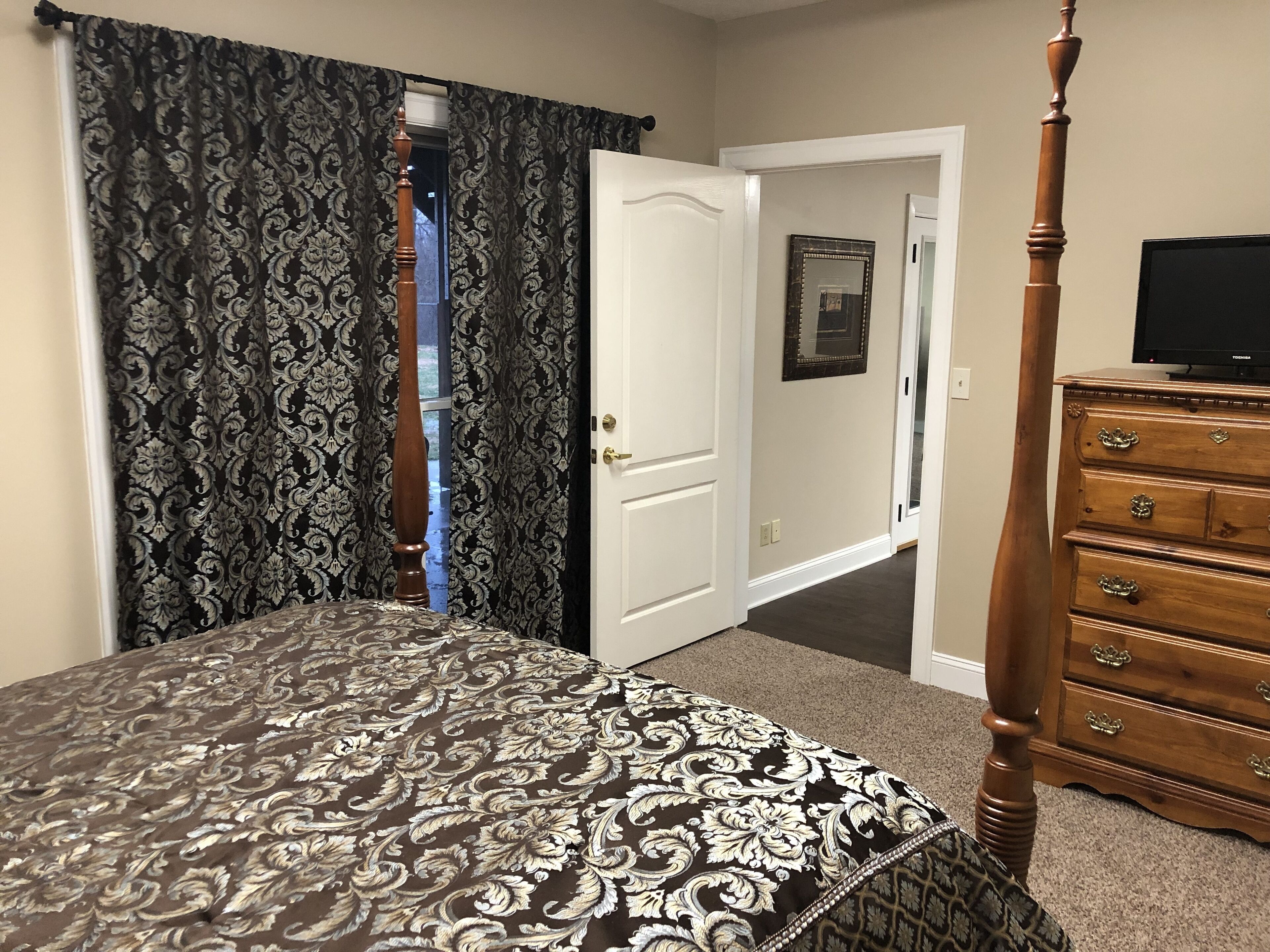 5 bedrooms, iron/ironing board, WiFi, bed sheets