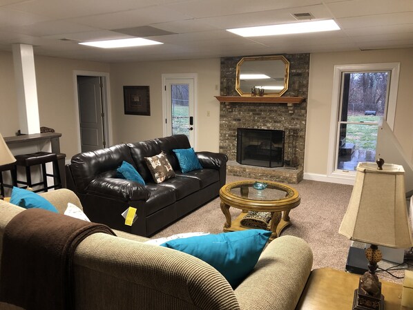 Smart-tv, pejs, dvd-afspiller, bøger