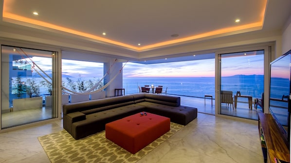 Smart TV, chimenea, videojuegos y reproductor de DVD 